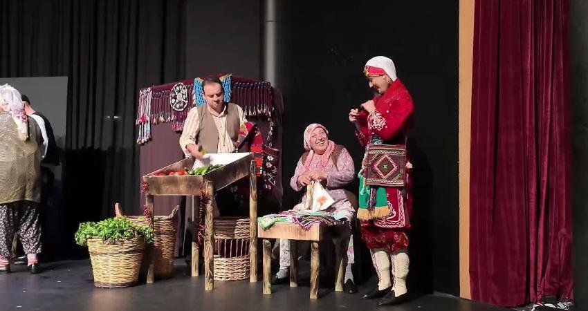 Marmaris Belediye Tiyatrosu, “Böyledir Bizim Sevdamız” ile ayakta alkışlandı Marmaris Belediye Tiyatrosu’nun (MABET) yeni oyunu “Böyledir Bizim Sevdamız” ilk
