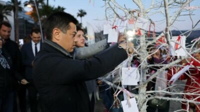 Marmaris Belediyesi tarafından halk plajında düzenlenen Hıdırellez Şenliği’nde, vatandaşlar dileklerini ağaca