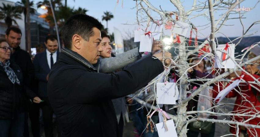Marmaris Belediyesi tarafından halk plajında düzenlenen Hıdırellez Şenliği’nde, vatandaşlar dileklerini ağaca