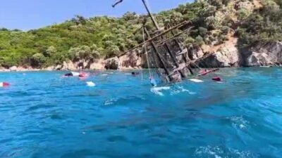 Muğla’nın Marmaris ilçesinde turistleri taşıyan gezi teknesi seyir sırasında su