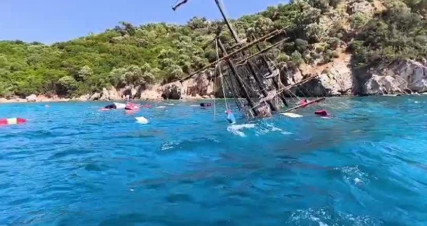 Muğla’nın Marmaris ilçesinde turistleri taşıyan gezi teknesi seyir sırasında su