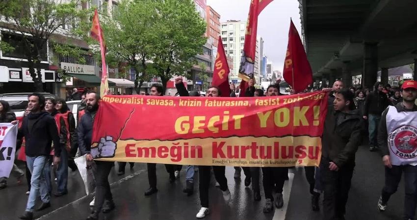 1 Mayıs'ı Taksim'de kutlamak için Mecidiyeköy Büyükdere Caddesi üzerinde buluşan