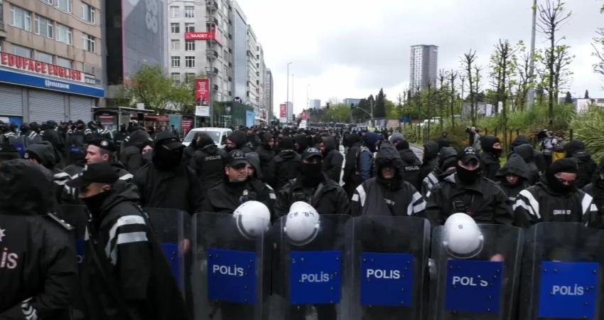 1 Mayıs'ı Taksim'de kutlamak için Mecidiyeköy'de toplanmaya çalışanlara polis biber