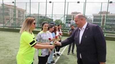 Menderes Belediyesi’nin pilates kurslarına katılan kadınlar etkinliklerle bahar hareketliliği yaşıyor.