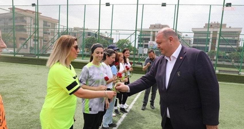 Menderes Belediyesi’nin pilates kurslarına katılan kadınlar etkinliklerle bahar hareketliliği yaşıyor.