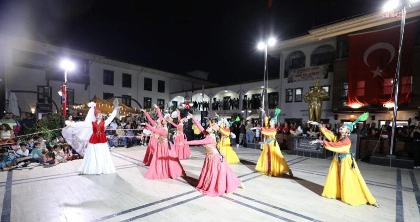 Menderes’te “Mandalina Çiçeği Festivali” coşkusu Menderes Belediyesi tarafından düzenlenen Mandalina Çiçeği Festivali, iki gün boyunca