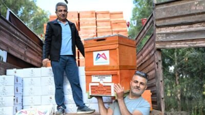 Mersin Büyükşehir Belediyesi, Altın Kovan Projesi çerçevesinde arı yetiştiricilerini desteklemeye