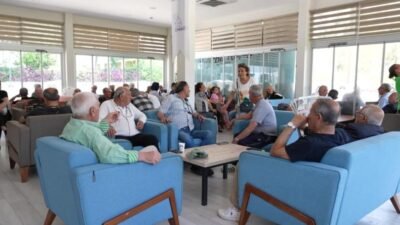 Mersin Büyükşehir Belediyesi Yenişehir Emekli Evi’nde bayram buluşması Mersin Büyükşehir Belediyesi’nin Yenişehir Emekli Evi’nde düzenlediği bayramlaşma programında emekliler