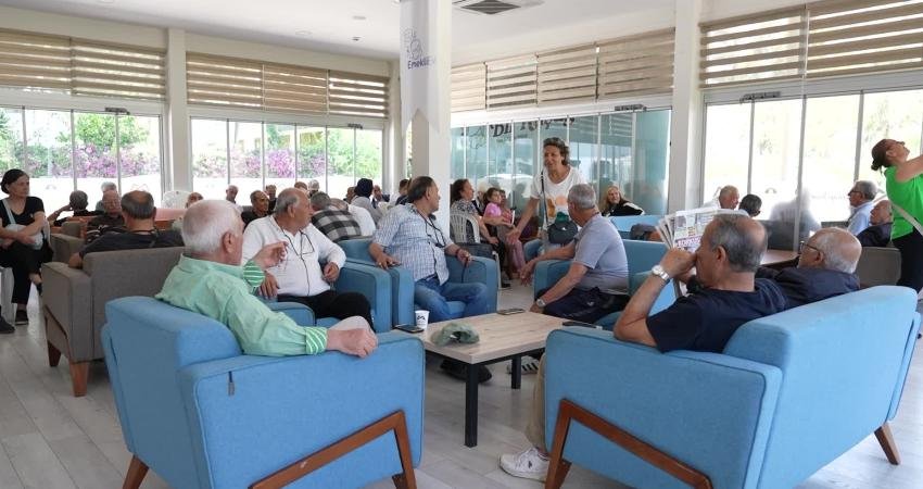 Mersin Büyükşehir Belediyesi Yenişehir Emekli Evi’nde bayram buluşması Mersin Büyükşehir Belediyesi’nin Yenişehir Emekli Evi’nde düzenlediği bayramlaşma programında emekliler