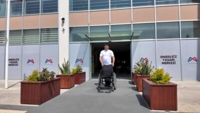 Mersin Büyükşehir Belediyesi, engelli bireylerin yaşamını kolaylaştırmak amacıyla tekerlekli sandalyeden