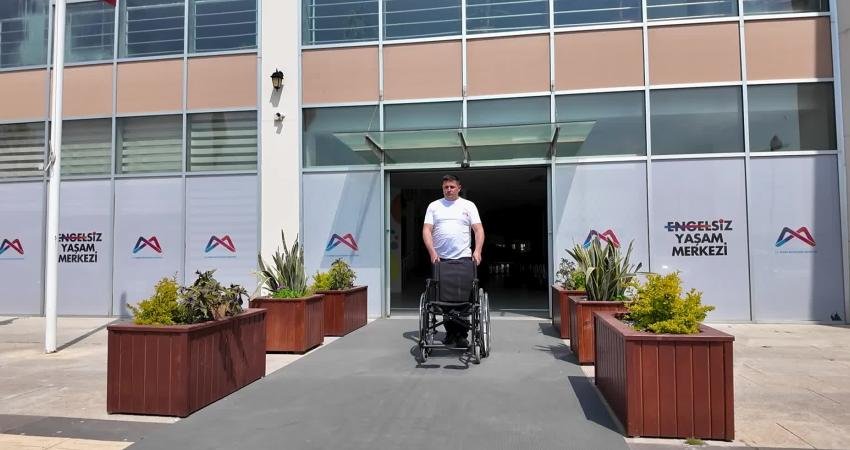 Mersin Büyükşehir Belediyesi, engelli bireylerin yaşamını kolaylaştırmak amacıyla tekerlekli sandalyeden
