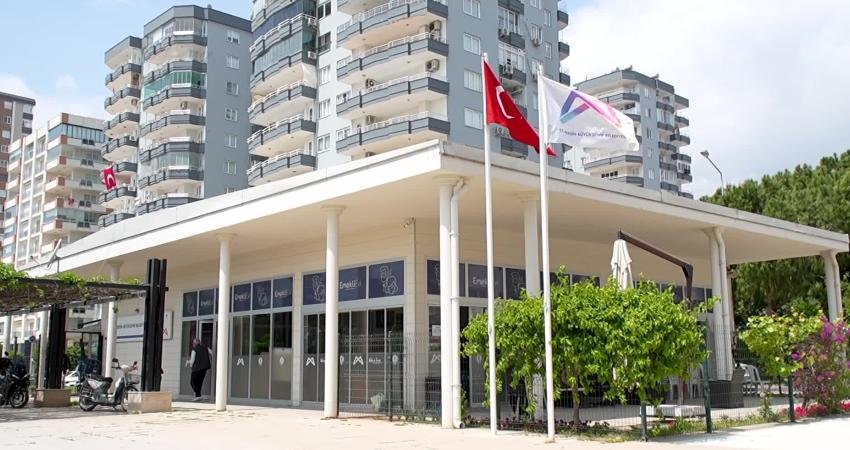Mersin Büyükşehir Belediyesi’nin farklı ilçelerde hizmete sunduğu Emekli Evleri, emeklilerin