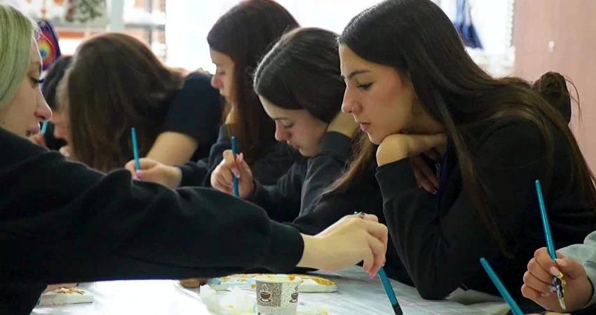 Mersin Büyükşehir Engelsiz Yaşam Merkezi’nde öğrenciler ayrımcılığa karşı ortak mesaj verdi Mersin Büyükşehir Belediyesi Sağlık İşleri Dairesi Başkanlığı’na bağlı Engelsiz Yaşam