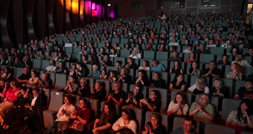 Mersin Büyükşehir Belediyesi Kent Orkestrası, Mezitli’de düzenlediği "Ustalara Saygı Konseri"