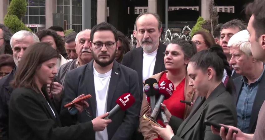 Gazeteci Alican Uludağ hakkındaki tahliye kararının ardından meslektaşları Ankara Adliyesi