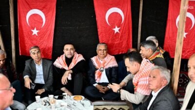 Muratpaşa Belediye Başkanı Ümit Uysal, Antalya Yörük Türkmen Derneği’nin düzenlediği