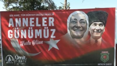 Muratpaşa Belediye Başkanı Ümit Uysal, Anneler Günü dolayısıyla düzenlenen kahvaltı