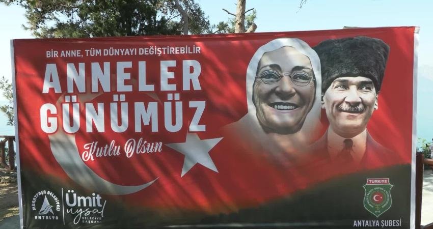 Muratpaşa Belediye Başkanı Ümit Uysal, Anneler Günü dolayısıyla düzenlenen kahvaltı