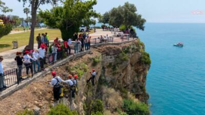 Muratpaşa Belediyesi, Antalya Valiliği koordinasyonunda falez bandında yamaç temizliği yaptı.