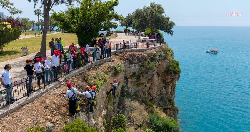 Muratpaşa Belediyesi, Antalya Valiliği koordinasyonunda falez bandında yamaç temizliği yaptı.