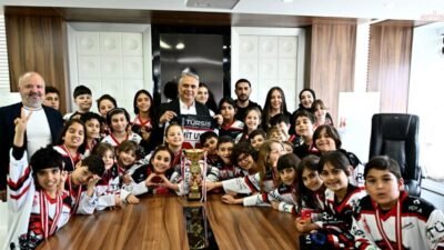 Muratpaşa Belediye Başkanı Ümit Uysal, Muratpaşa Belediyespor Kulübü bünyesinde buz hokeyi,