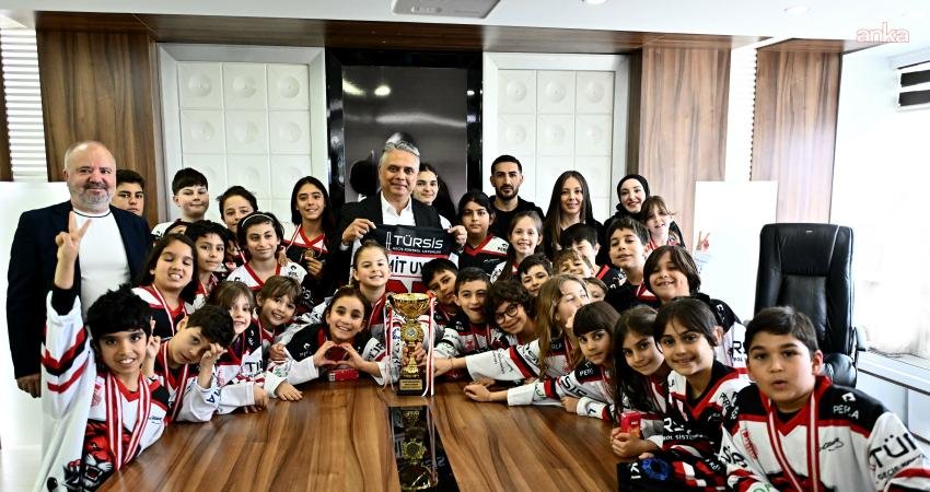 Muratpaşa Belediye Başkanı Ümit Uysal, Muratpaşa Belediyespor Kulübü bünyesinde buz hokeyi,