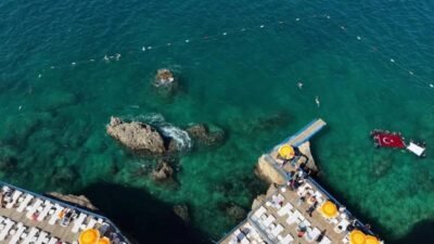 Muratpaşa Belediyesi’nin gönüllü dalgıç ekibi, İnciraltı’nda deniz dibi temizliği gerçekleştirdi.