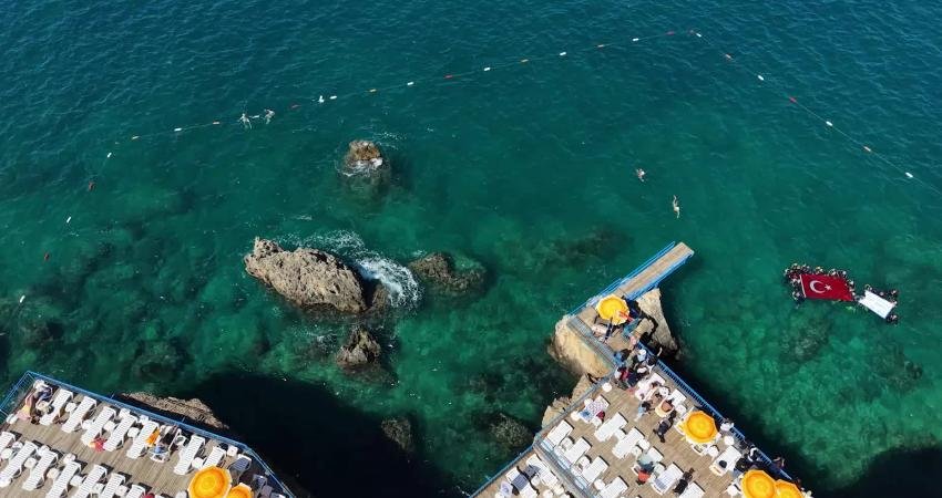 Muratpaşa Belediyesi’nin gönüllü dalgıç ekibi, İnciraltı’nda deniz dibi temizliği gerçekleştirdi.