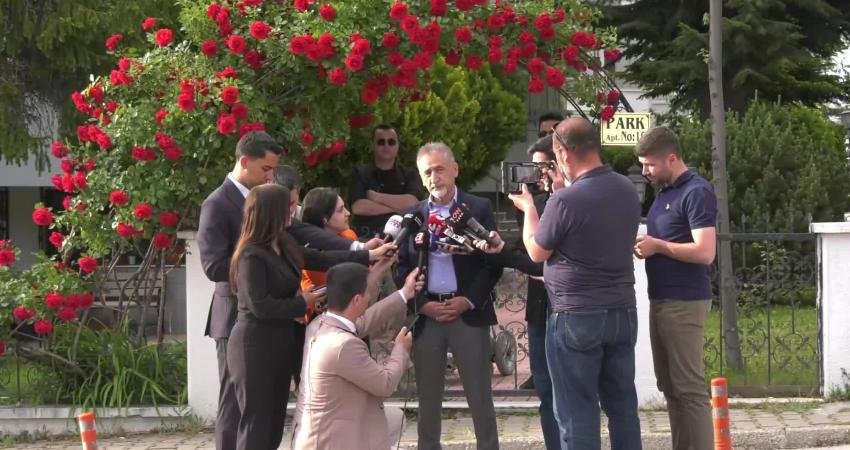 Mustafa Adıgüzel: CHP’de yanlış yapan insanlar varsa iç disiplin mekanizmaları içerisinde gereğini yapmak lazım CHP Ordu Milletvekili Mustafa Adıgüzel, Kemal Kılıçdaroğlu'nun evinin önünde yaptığı
