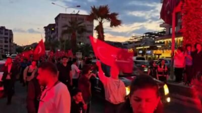 Nazilli Belediyesi’nin düzenlediği 19 Mayıs Gençlik Yürüyüşü’nde binlerce vatandaş Türk
