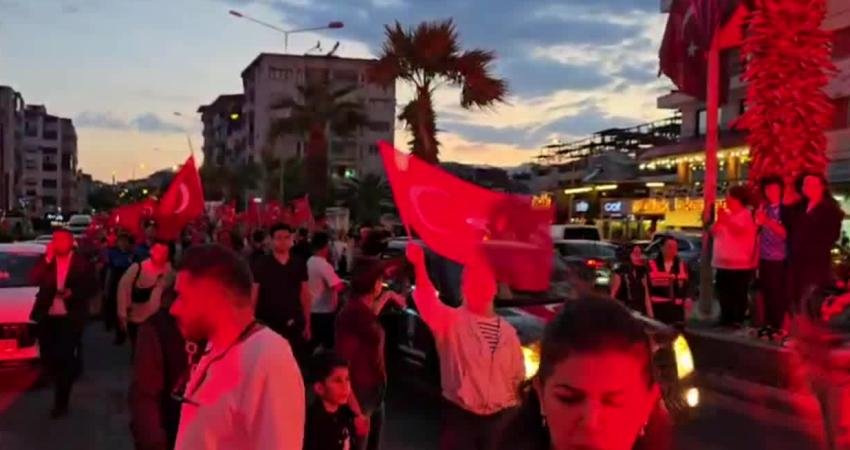 Nazilli Belediyesi’nin düzenlediği 19 Mayıs Gençlik Yürüyüşü’nde binlerce vatandaş Türk