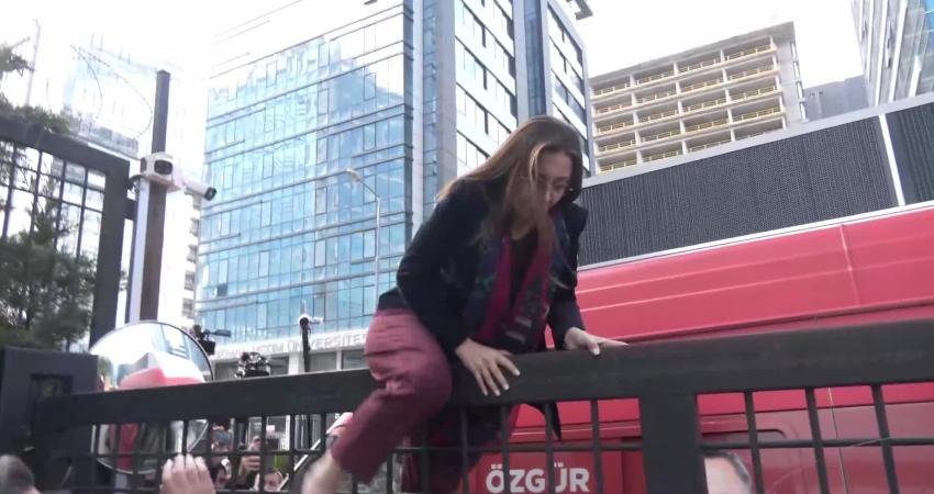 CHP Genel Merkezi’nin tahliye edileceği iddiaları üzerine bina önünde gerginlik