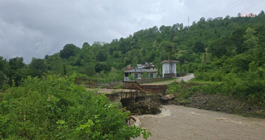 Ordu Fatsa’da etkili olan yağış nedeniyle köprüde hasar oluştu, bağlantı yolları kapandı Ordu’da etkili olan aşırı yağış nedeniyle Fatsa ilçesinde bulunan bağlantı