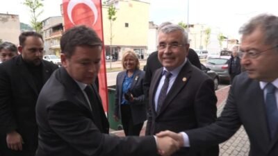 Osmangazi Belediye Başkanı Erkan Aydın, Sırameşeler Mahallesi’nde düzenlenen kahvaltı programında