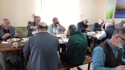 Osmangazi Belediye Başkanı Erkan Aydın, Tuzaklı Mahallesi'nde vatandaşlarla bir araya