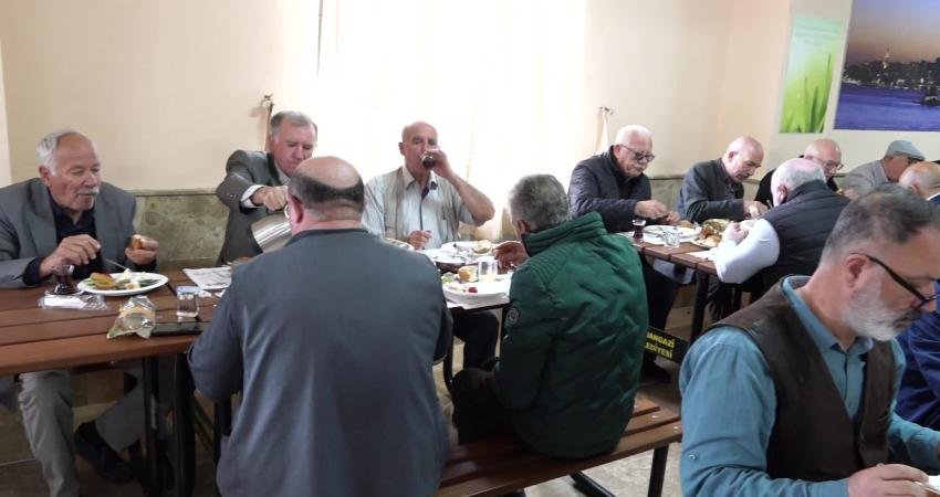 Osmangazi Belediye Başkanı Erkan Aydın, Tuzaklı Mahallesi'nde vatandaşlarla bir araya