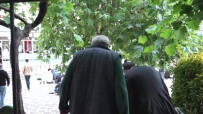 Osmangazi Belediye Başkanı Erkan Aydın, Kurban Bayramı namazını Nilüferköy Camii’nde