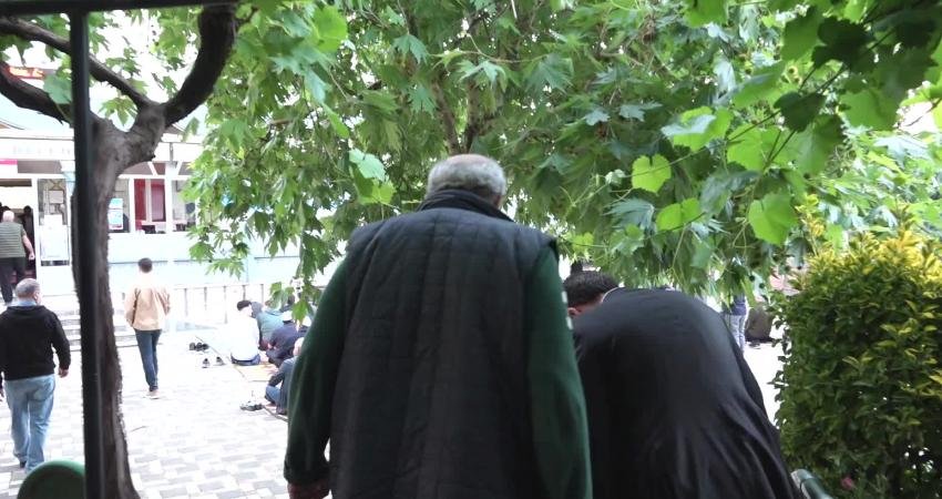 Osmangazi Belediye Başkanı Erkan Aydın, Kurban Bayramı namazını Nilüferköy Camii’nde