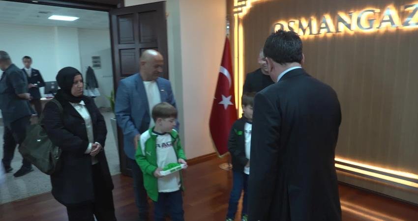Osmangazi Belediye Başkanı Erkan Aydın, DMD hastalığıyla mücadele eden Yağız