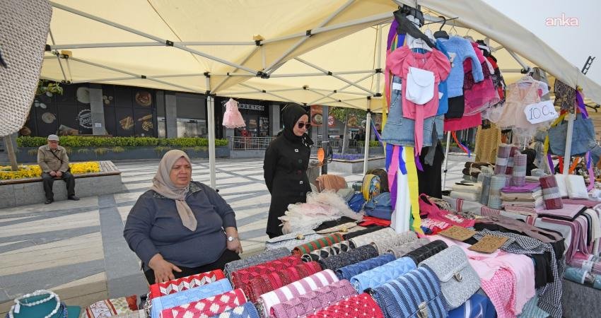 Osmangazi’de kadın emeği vatandaşlarla buluşmaya devam ediyor Osmangazi Belediyesi destekleriyle Osmangazi Meydanı’nda kurulan Kadın Girişimciler Sokağı, el