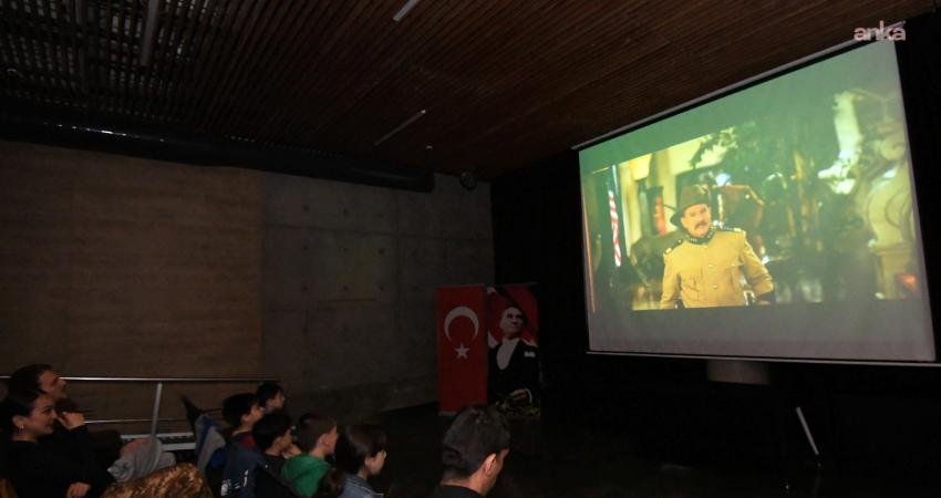 Osmangazi’de sinemayı tarihle buluşturan etkinlik Osmangazi Belediyesi’nin Panorama 1326 Bursa Fetih Müzesi’nde düzenlediği "Müzede Bir