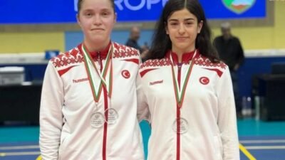 Osmangazi Belediyespor Kulübü’nün badminton sporcuları Elifnur Demir ve Zeynep Berre