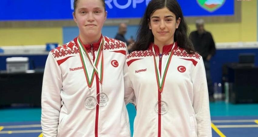 Osmangazi Belediyespor Kulübü’nün badminton sporcuları Elifnur Demir ve Zeynep Berre
