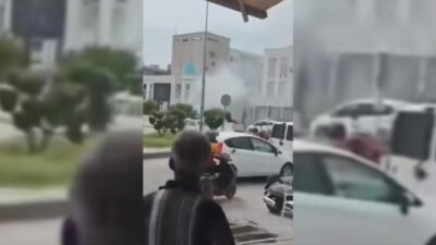 Osmaniye Belediyesi önünde bir kişi motosikletini ateşe verdi.