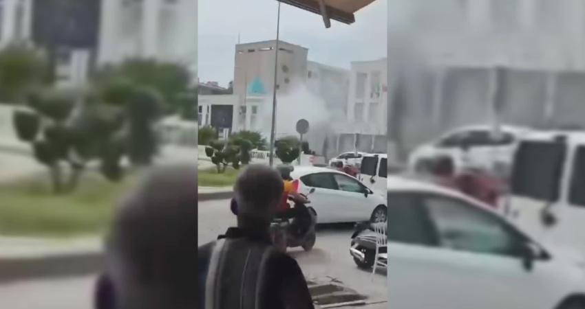 Osmaniye Belediyesi önünde bir kişi motosikletini ateşe verdi.