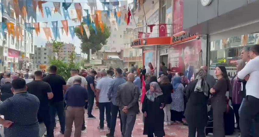 Osmaniye’de yıkım kararı verilen yayla evleri sakinleri, AK Parti İl Başkanlığı önünde eylem yaptı Osmaniye Orman İşletme Müdürlüğü tarafından "kaçak yapı" olduğu öne sürülerek