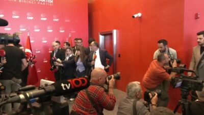  CHP Genel Başkanı Özgür Özel,  "Oturur arkadaşlarımız ve hızlı