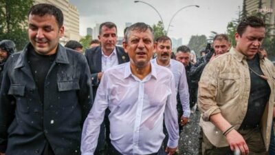 CHP Genel Başkanı Özgür Özel, parti genel merkezinden TBMM'ye yürüdüğü
