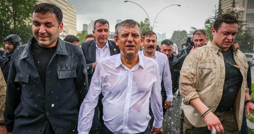 Özgür Özel: “Bugün bir milattır; bugünün öncesi vardır, sonrası olacaktır” CHP Genel Başkanı Özgür Özel, parti genel merkezinden TBMM'ye yürüdüğü