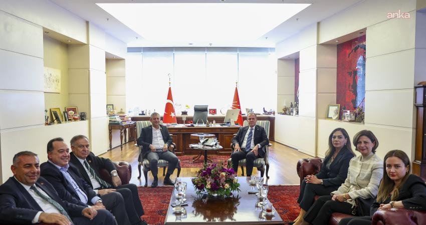 CHP Genel Başkanı Özgür Özel, partisinin Büyükşehir Belediye Başkanları ile